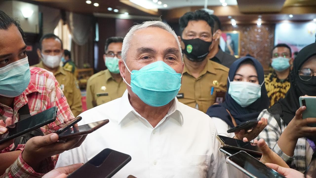 Isran Serahkan Bansos Tahun 2021 