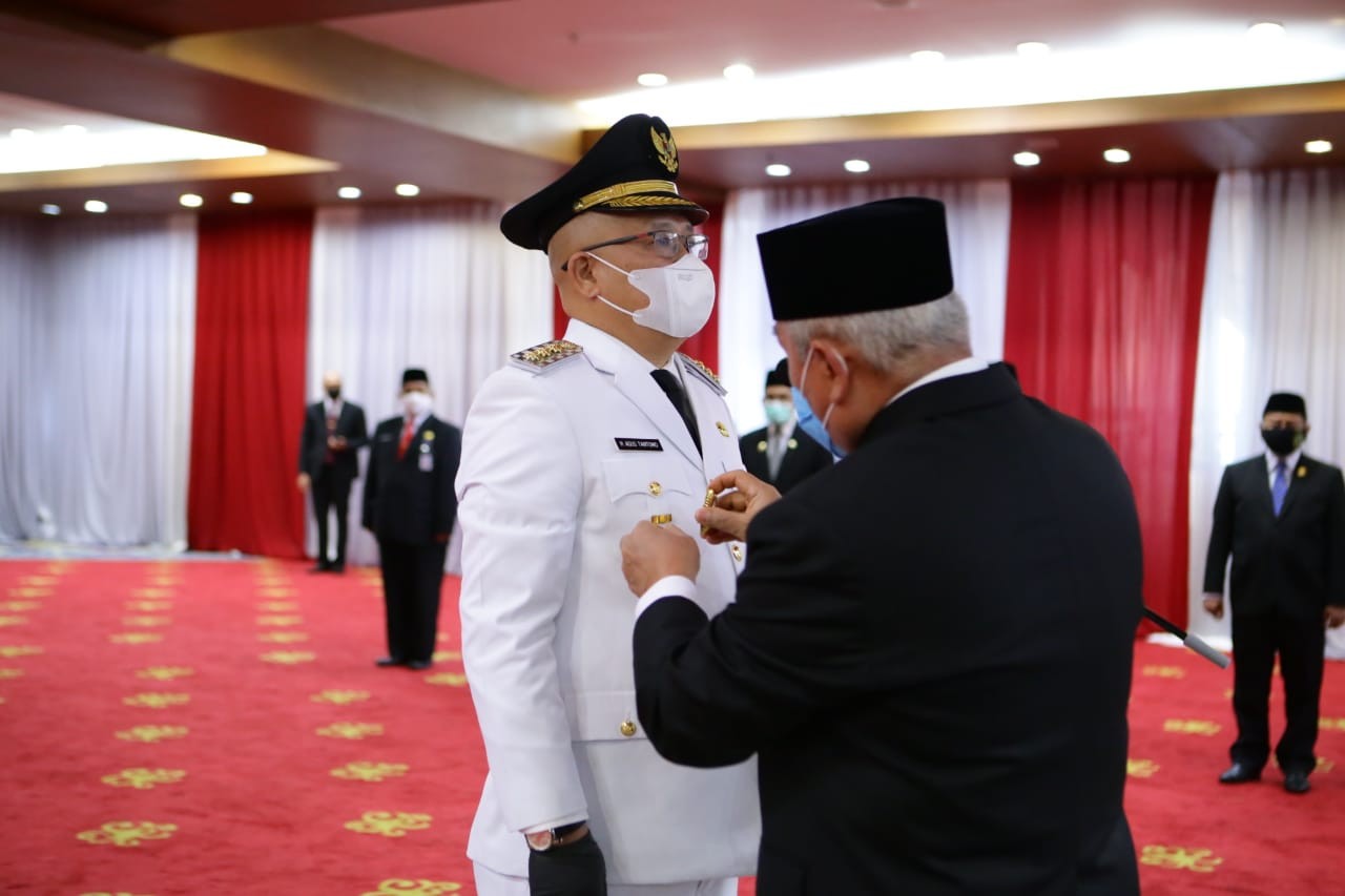 Seraya Bershalawat, Isran Sematkan Tanda Jabatan ke Agus Tamtomo