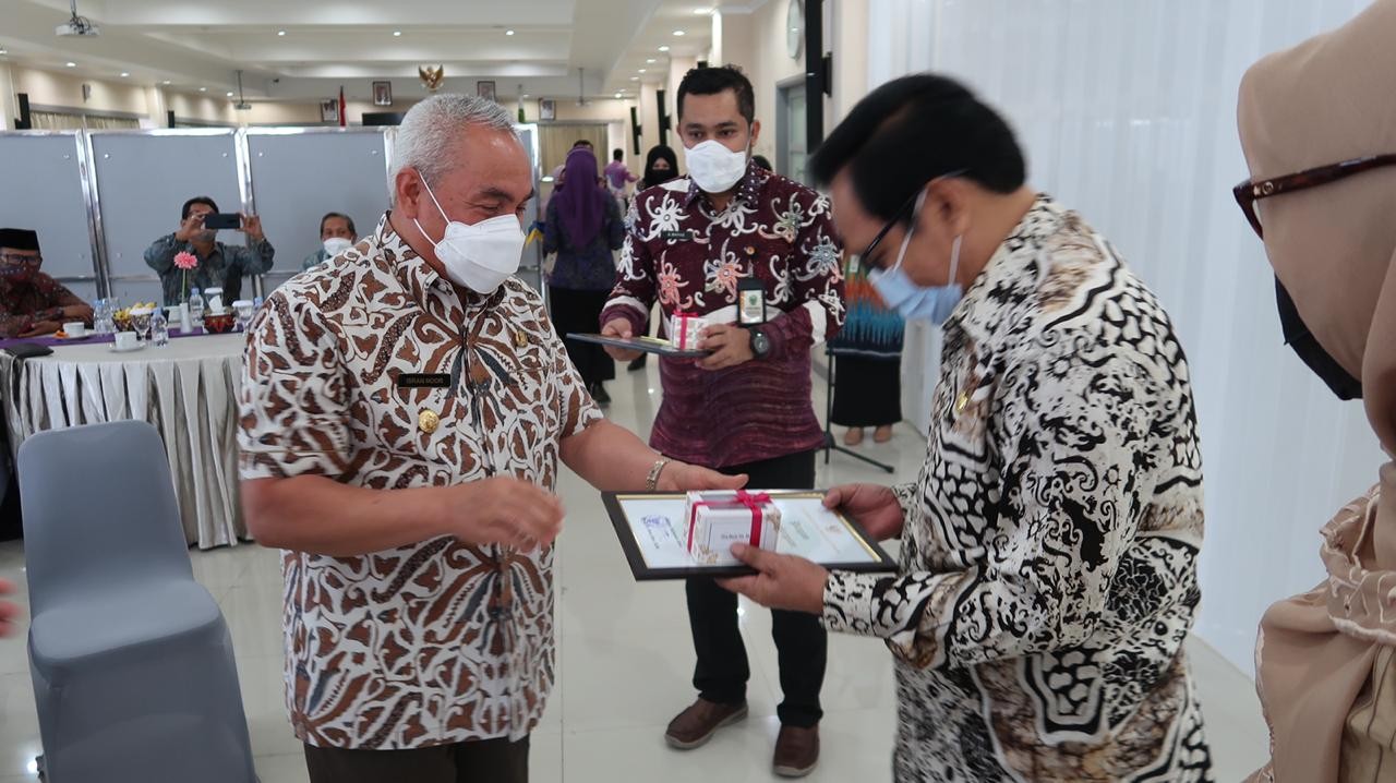 Pensiunan Pemprov Kaltim Dapat Emas Antam Dari Gubernur Isran