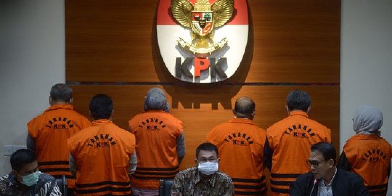Pembelaan Ism dan Istri : Dana Yang Diterima Juga Dibagikan Kepada Masyarakat