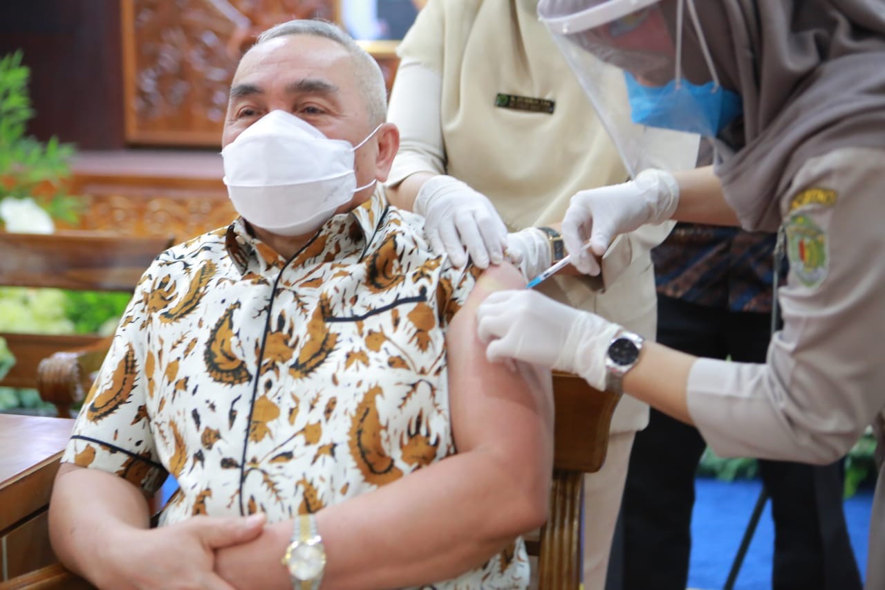Isran dan Istri Kembali Disuntik Vaksin Covid 19