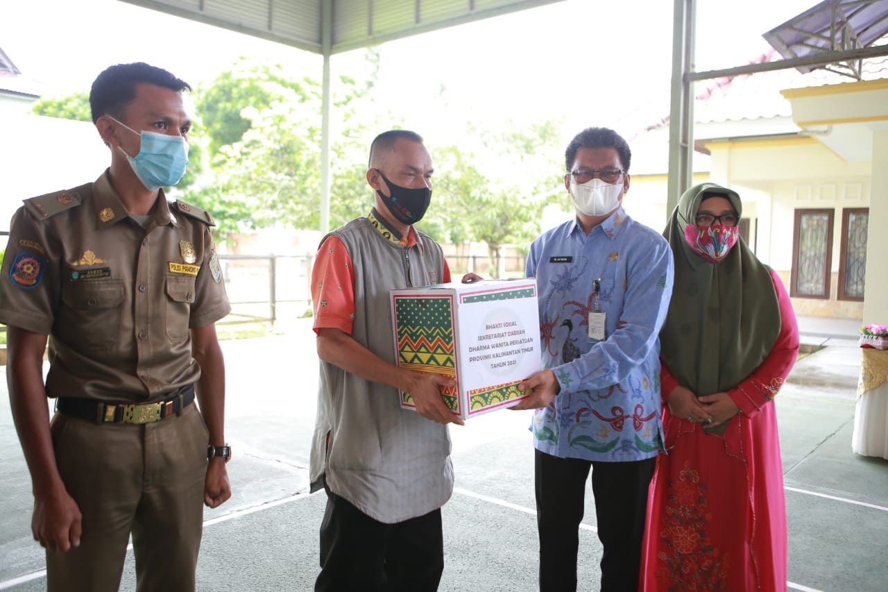 Jelang Ramadhan, DWP Setda Kaltim Berbagi Sembako