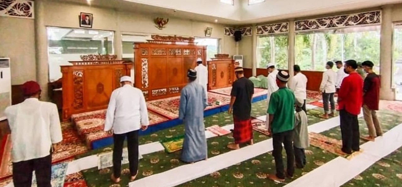 Bupati Ardiansyah Shalat Idul Adha Dengan Keluarga