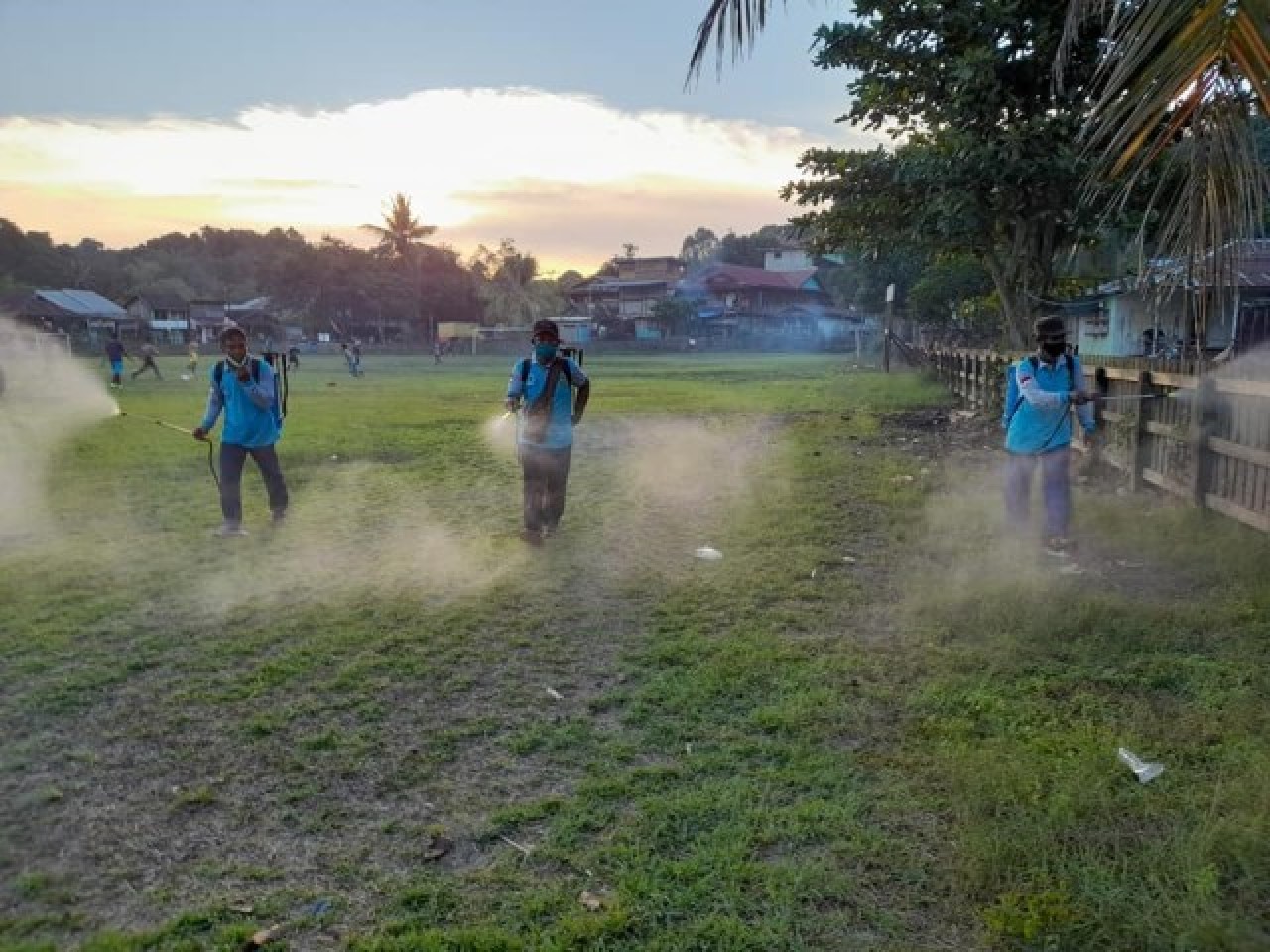 Cegah Covid 19, Lapangan Sepak Bola Juga Disemprot Dengan Disinfektan