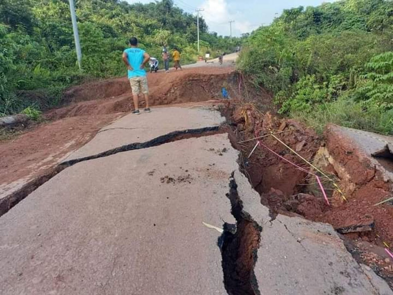 Diguyur Hujan, Jalan Sanpul Ambles Puluhan Meter