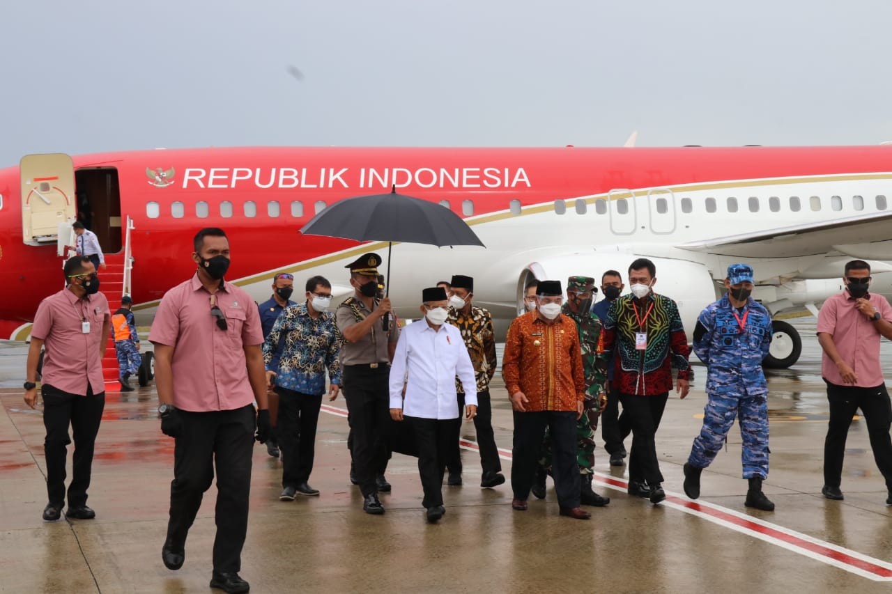 Gubernur Antusias Sambut Wapres di Bandara APT Pranoto