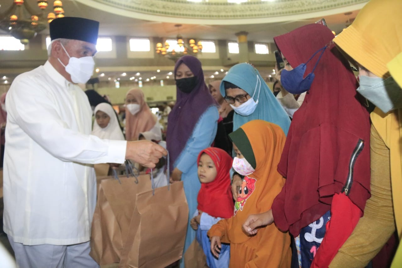 Kepala Bocah Itu Diusapnya  Dengan  Lembut, Disapa Dengan Anak-Anakku