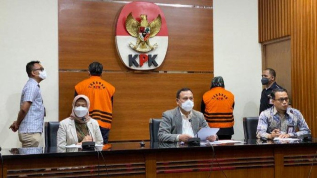 Resmi Menjadi Tersangka,  Bupati AY Lebaran Dibalik Jeruji