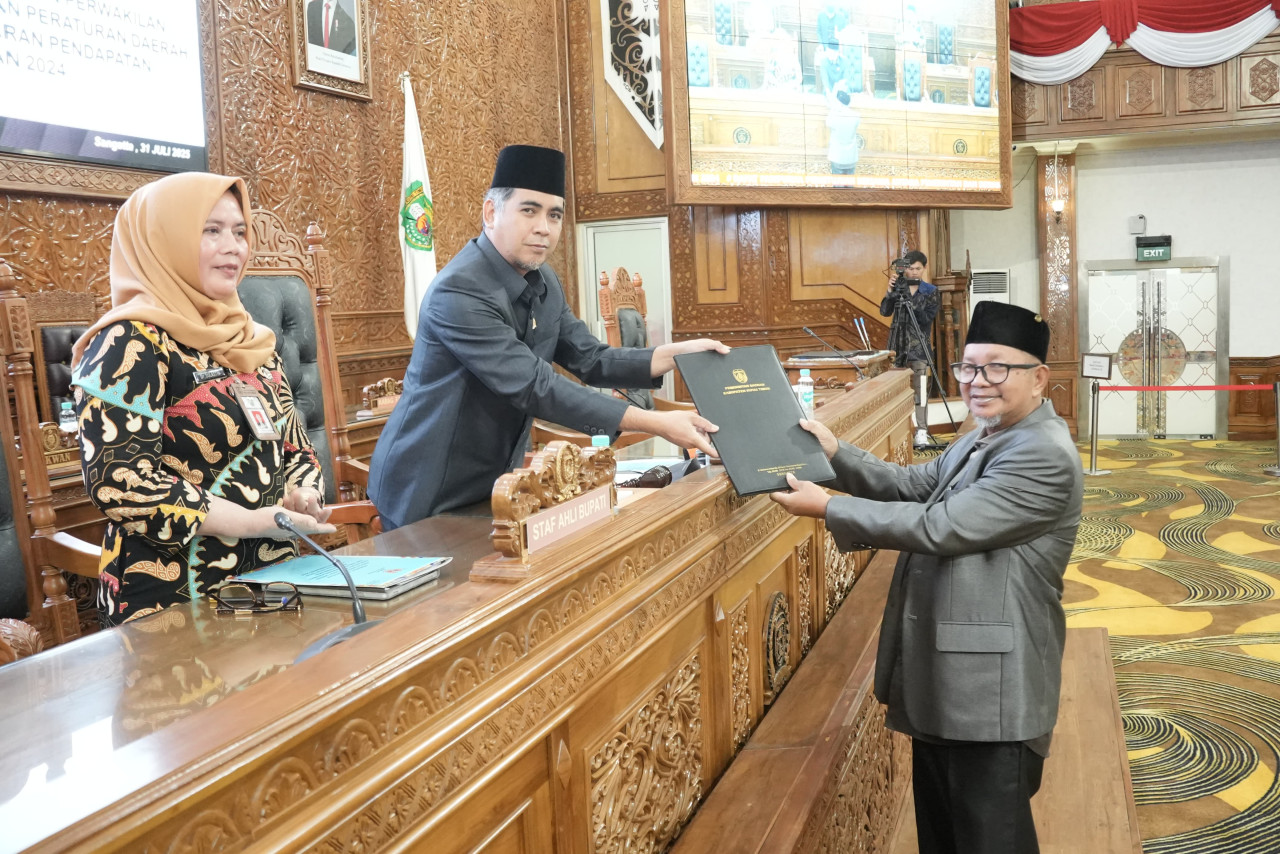BANYAK CAATATAN RAPERDA PERTANGUNGJAWABAN APBD KUTIM TA 2024 TETAP DITERIMA DAN DISAHKAN MENJADI  PERDA