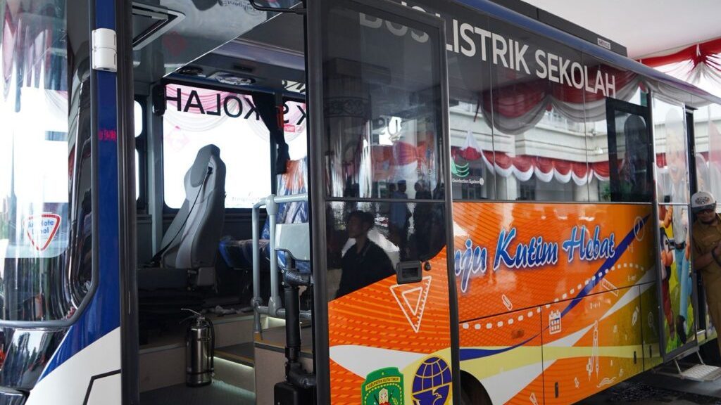 PEMKAB KUTIM SEDIAKAN BUS LISTRIK UNTUK PELAJAR