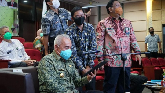Gubernur LaunchingÂ  Aplikasi Secepat Mobil