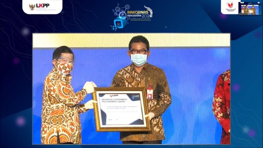 Dinilai Behasil, Isran Mendapat Penghargaan PBJ