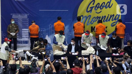 Akhirnya Menteri EP Pakai Rompi Orange Dari Amerika