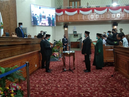 Gantikan Uce, Hasbullah Dilantik Joni Menjadi Anggota DPRD Kutim