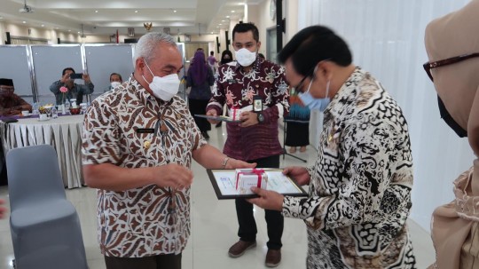 Pensiunan Pemprov Kaltim Dapat Emas Antam Dari Gubernur Isran