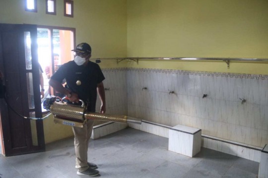 Cegah Virus Corona, Masjid dan Pasar Sangkulirang Disemprot Dengan Disinfektan 