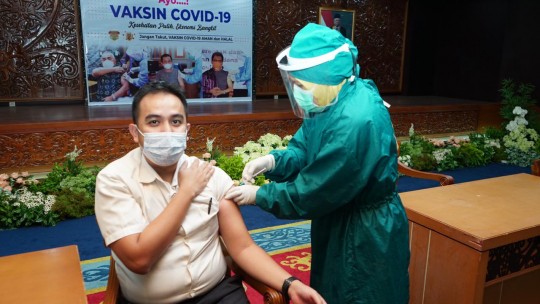 Ratusan Pegawai Kantor Gubernur Divaksin Covid 19