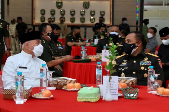 Pantun Isran  Kado Istimewa Bagi Kodam VI Mulawarman