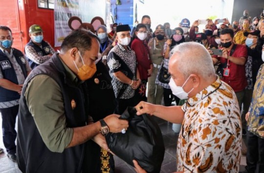 Kutim Terima 1000 Paket Sembako Dari IKA Unmul