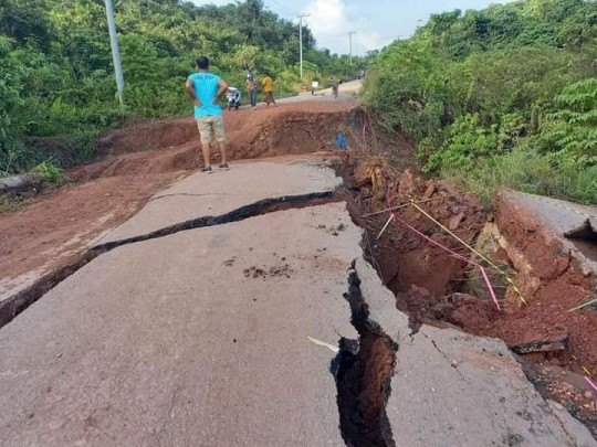 Diguyur Hujan, Jalan Sanpul Ambles Puluhan Meter