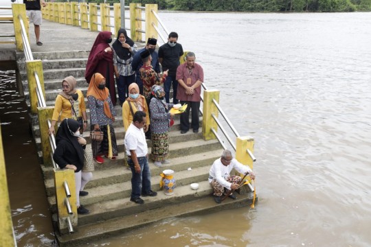 Diambil Dengan Proses Adat, Tanah dan Air Kutai Lama dan Paser Wakili Kaltim ke IKN
