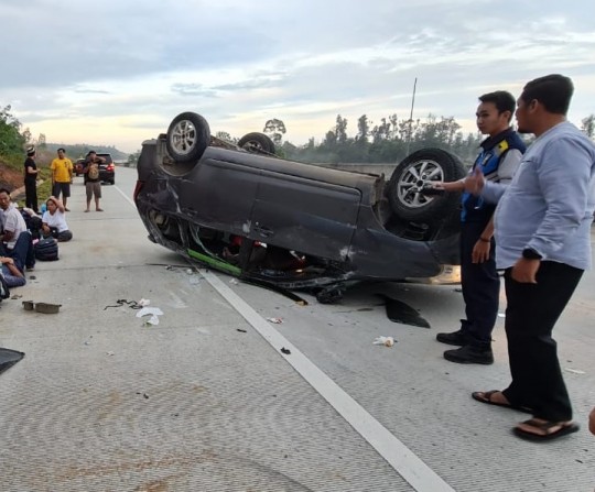 Mobil Travel Bawa Penumpang Dari Tering, Terbalik di Tol