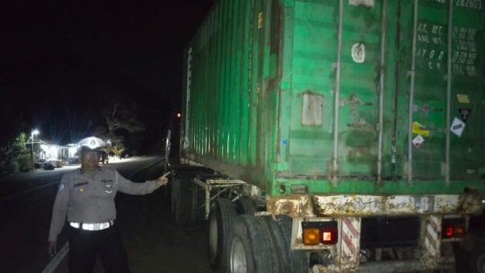 Berkat Call centre 110, trailer terrguling  dI KM 15 Bontang  berhasil  dievakuasi Polisi dengan cepat 
