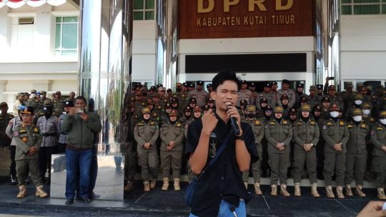 saat  wartawan dan maspil kutim sampaikan tuntutan ke DPRD dihadang puluhan anggota Satpol PP.