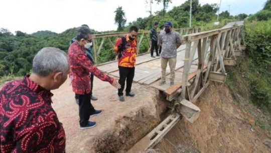 jalan ke ranpul di tutup sementara ada perbaikan jembatan