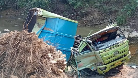 bawa koral, truk terguling dan kecebur ke  sungai  Bangalon, alhamdulillah tidak ada korban jiwa